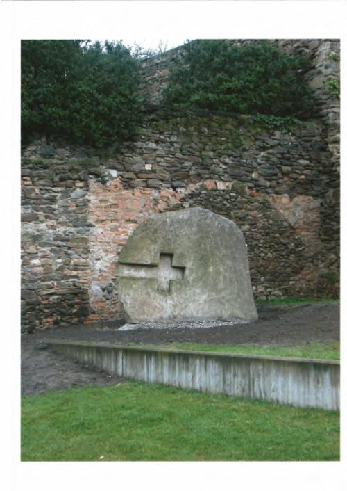 Kopf Kreuz / Skulpturengarten bei Minoritenkirche Krems-Stein