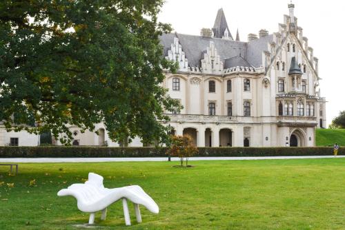 Manufacture for the purpose of fainting (after screaming) / Skulptur Schlosspark Grafenegg